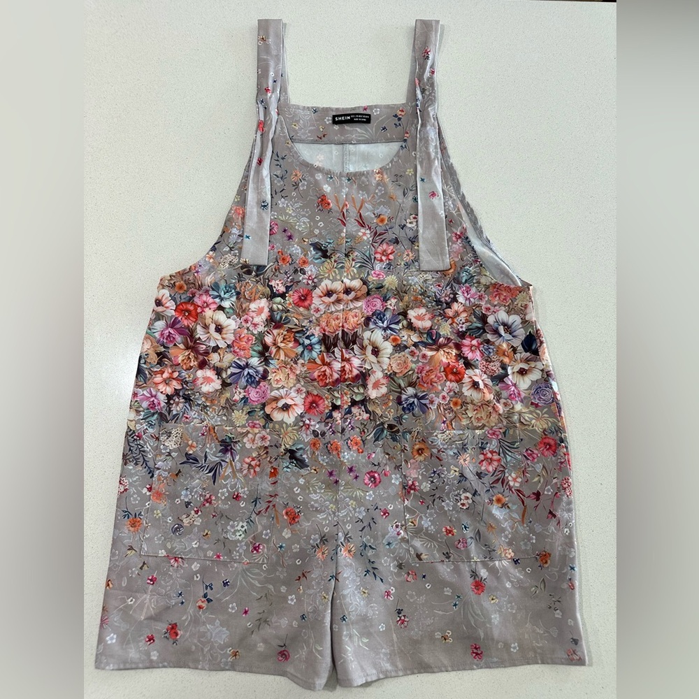 SHEIN Gray Floral Print Sleeveless Romper Size L.